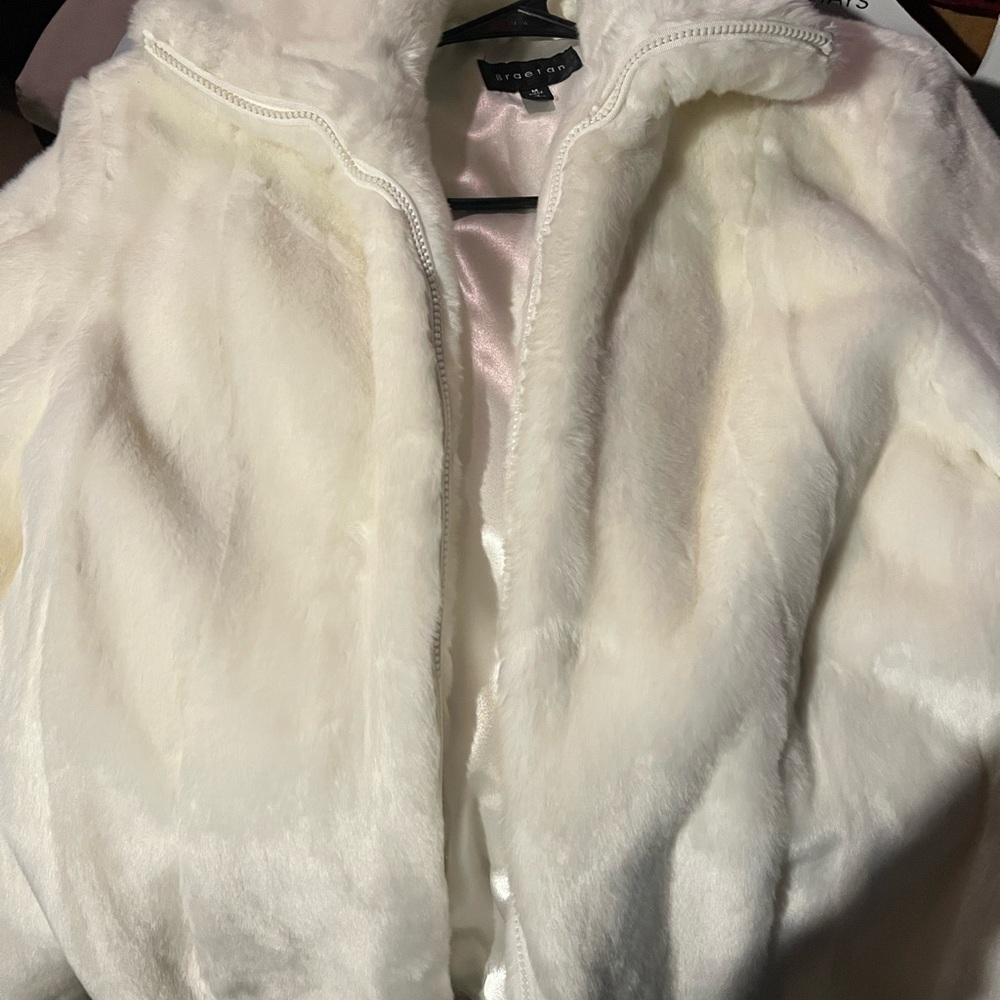 Braetan Women's White Faux Fur Coat 
👀Vintage👀 ……….size Medium